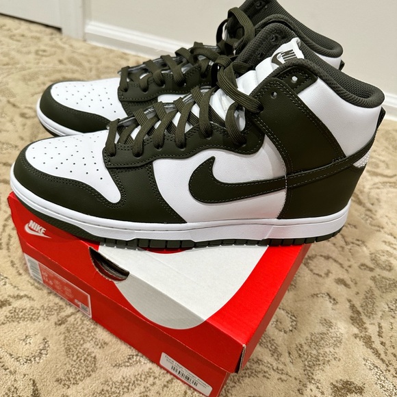 Nike Dunks Olive Green and White, like new! - Picture 2 of 6